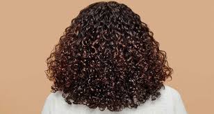 چگونه حالت موی فر را حفظ کنیم | 11 راهکار موثر برای محافظت از حالت موی فر