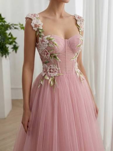 The Details: Exquisite hand-beaded floral appliqués and delicate green leaf  embroidery. • The Silhouette: A structured corset bodice paired with  ethereal layers of soft tulle. • The Vibe: Pure ”Enchanted Forest“