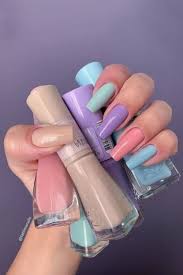 Diseño de uñas verde limón con tecnica de fileteado uñas con molde en colores pastel probando acrilico wapizima uñas discretas y elegantes | clienta como preparar uñas para esmaltado semipermanente paso a paso bien explicado cómo despegar uñas de. Mania De Mujer Unas 2021 Tendencias De Moda