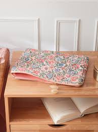 Cyrillus utilise des cookies pour personnaliser votre visite sur le site internet, afficher des publicités personnalisées,ou encore établir. Pochette Ordinateur Imprime Indien Maison Vetement Et Deco Cyrillus