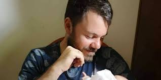 Ταξιδεύει παντού τηρώντας όλα τα μέτρα και μας το δείχνει! Eytyxismenos Mpampas O Eytyxhs Mpletsas Kanei To Prwto Ta3idi Ths Sezon Mazi Me Thn Korh Toy Zwh Iefimerida Gr