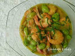 Ada kok cara hemat untuk tetap bisa menyantap menu udang enak. Sambal Tempoyak Udang Petai