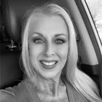 Tina Earle's Instagram, Twitter & Facebook