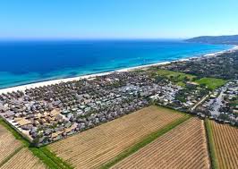 The beach is accessed by heading to the bay of pampelonne and walking to the northern section of pampelonne beach. Pampelonne Beach Golf Von Saint Tropez Kon Tiki Tiki Hitte Sonne Meer Luxus Komfort Urlaub Familie Freunde Urlaub Ferien Ferienhaus