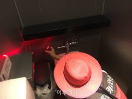 동행 르포] 몰카 단속 직접 따라가보니...곳곳에 의심스런 구멍 - 이투데이