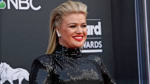 The kelly clarkson show is the critically acclaimed, uplifting daytime destination for humor, heart and connection featuring emmy® award winning talk show host, grammy® award winning artist and america's original idol, kelly clarkson. Kelly Clarkson Gave Fans A Behind The Scenes Look At Her Talk Show Set Sheknows