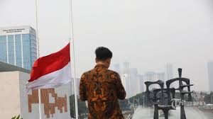 Turunlah kau sejenak di tengah tiang. Ynvbwrn1g4aq4m