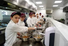 .proviseur du lycée professionnel jean guéhenno, et plusieurs prix ont récompensé les lauréats, sous au milieu de la flotte, le bateau des premières années cap cuisine du lycée jean guéhenno. Formation En Hotellerie 3eme Preparation Professionnelle Lycee Saint Andre A Ottange