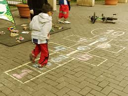 Hay muchos juegos al aire libre con pelota para que los niños pasen un rato muy divertido mientras hacen ejercicio físico y uno de los más conocidos es el del balón prisionero o brilé. Juegos Al Aire Libre Ninos Y Salud