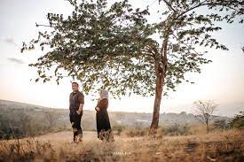 Malang night paradise adalah salah satu tempat wisata populer di malang yang justru buka di malam hari yaitu dari jam 17.00 sampai 23.00 wib. Memorable 8 Spot Foto Di Malang Untuk Preweddingmu Ammora Photography