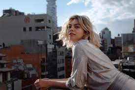 Lt → fransızca, i̇ngilizce → louane (44 şarkı 286 defa 33 dile çevrildi). Louane Singt Uber Den Dachern Paris The Mellow Music