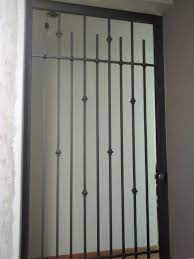 Elegir una puerta para el interior no es solo dar con un trozo de material que separa una habitación de otra, sino que es encontrar el estilo que más vaya con nosotros. Puerta Proteccion Corrediza Protecciones Para Ventanas Verjas Para Casas Ventanas
