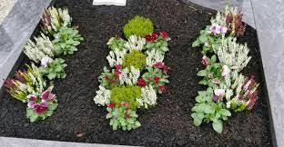 Möglichst pflegeleichte und doch dekorative pflanzen werden zur bepflanzung verwendet. 17 Grabschmuck Ideen Grabbepflanzung Grabgestaltung Friedhofs Blumen