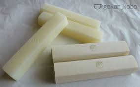 木蝋と白蝋 木蝋 生蝋 は 櫨の実から抽出した櫨蝋 白蝋は 木蝋を２ヶ月程天日に晒してできた白色の蝋 白蝋は 天日に晒すことによって不純物を除去し 肌につけても安心安全なものとなり 化粧品の材料として使われています 木蝋は 和ろうそくや櫨蝋キャンドル