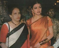 Rare Pic Of Aishwarya Rai With Her Mother Actress Aishwarya Rai Bollywood Actress Vintage Bollywood