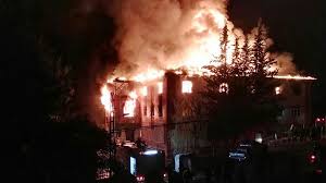 Yangında, 3 katlı evde mahsur kalan aile iş makinesi yardımıyla. Turkish Schoolgirls Die In Dormitory Fire In Adana Province Bbc News