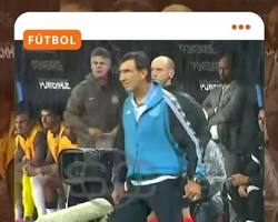 Imagen de Gustavo Costas dando indicaciones como DT de Racing