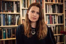 15 fragen an luisa neubauer 2019, 2020 & 2021. Luisa Neubauer Mit Einem Brief An Ihre Mutter Vogue Germany