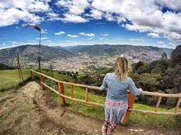 Colombia strongly reflects its history as a colony of spain.it is often referred to as the most roman catholic of the south american countries, and most of its people are proud of the relative purity of their spanish language.its population is heavily mestizo (of mixed european and indian descent) with substantial minorities of european and african ancestry. Kolumbien Reisetipps Karibische Strande Grossstadte Kaffeeregionen