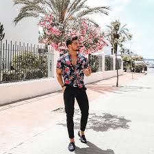 Elegantes Casual Manneroutfit Fur Den Sommer Dunkle Chinohose Hemd Mit Blumenmuster Und Slipper Mannerou Mens Lifestyle Fashion Casual Fashion Mens Outfits