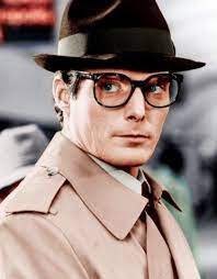 Her Glasses And Hat The Staples Of Clark Kent S Iconic Disguise Really Drive The Point Home Clark Kent Christopher Reeve Superman
