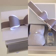 Caixa De Presente Para Padrinhos De Casamento Caixa Com Gravata E Mini Absolut Lembrancinhas Para Padrinhos Presente Padrinhos Casamento Presente Para Padrinhos