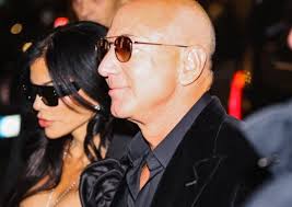 Nozze "low cost" per Bezos, spende quanto birra e pizza per un italiano