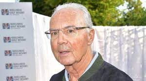 Organizing the defense and, on the attack, acting with his subtle passes as a quarterback does in american football. Franz Beckenbauer Spricht Uber Augeninfarkt Stern De