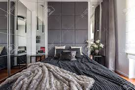 Lässt sich gut mit türen und. Luxurioses Schlafzimmer Mit Bett Gepolsterter Wand Und Spiegelschrank Lizenzfreie Fotos Bilder Und Stock Fotografie Image 82658658