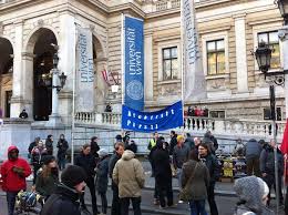 Hier finden sie einen überblick über alle beneder 50.000 friedliche bürger, die für freiheit, frieden und demokratie heute auf der straße sind! Oe24 At Oe24 Berichtet Live Von Der Demo Gegen Polizeiprasident Purstl Auf Der Wiener Ringstrasse Http Www Oe24 At Oesterreich Politik Live Ticker Demo Gegen Puerstl In Wien 131322125 Facebook