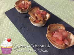 Nella preparazione dei cestini di pane, schiacciate bene con il mattarello ogni fetta, per poterla modellare più facilmente senza romperla. Ricetta Cestini Di Pancarre Dolcidee