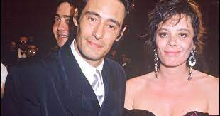 Gerard lanvin and his wife jennifer pose in studio. 9n5kqpdbxdai6m