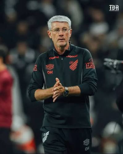 ⚽️ Odair Hellman fica no Athletico Paranaense em 2026. Nesta sexta-feira, 19 de dezembro, o treinador e o Furac&atilde;o chegaram a um acordo para renovar o contrato do t&eacute;cnico. O v&iacute;nculo, antes