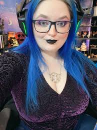 Lol okay, this is cool. My first time playing against a streamer. As soon  as i saw her name I opened twitch