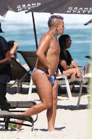 Gloria Groove curte praia com calcinha de biquíni no Rio de Janeiro