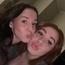 Holly Burt (@HollyB827)