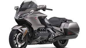 La honda gl1800 goldwing 2020 se actualiza y amplia su gama con tres versiones para seguir siendo una de las motos para viajar referencia del segmento. Honda Gold Wing Bagger 2021 Prices Specs Consumption And Photos