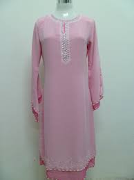 Pada bagian depat baju terdapat belahan yang memanjang kebawah, jadi tak sulit membedakan baju kurung pahan dengan jenis baju kurung lainnya. Baju Kurung Kurung Chanteq
