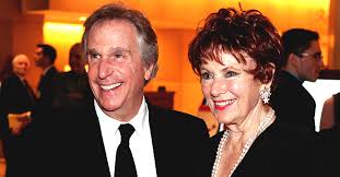 Wait till you see what this bride does when her husband surprises her with her favorite country artist during their first dance. It S A Living Ended Three Decades Ago Here S What The Cast Is Up To Now