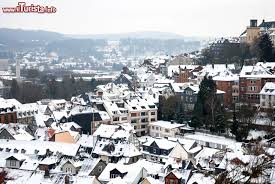 El virus de marburgo es un primo del ébola ligeramente menos mortal para el que no hay vacunas ni tratamiento. Marburgo Germania Il Vecchio Borgo Dopo Una Foto Marburg
