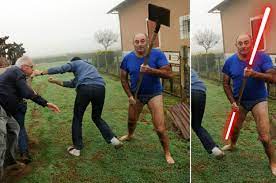 Insultes, pneus crevés, coups de pelle : Les Detournements De Ce Mec En Slip Avec Une Pelle Sont Parfaits