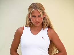 Tennis star Anna Kournikova is now 43 and looks like she could still play |  Wales Online