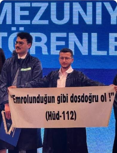 BASIN AÇIKLAMASI Bugün, üzerinde Yüce Allah'ın “Emrolunduğun gibi dosdoğru  ol!” (Hûd Suresi, 112. Ayet) emrinin yer aldığı pankarta yönelik  gerçekleştirilen hadsiz ve çirkin saygısızlığı en sert şekilde  lanetliyoruz. Hiç kimse, milletimizin inancını,