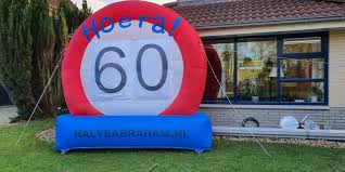 Verrassingsfeest Met Opblaasbaar Verkeersbord Voor Dick 60 Jaar Uit Oldenzaal Halveabraham Nl