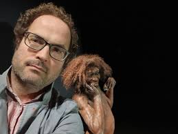 In een museumgebouw wordt de temperatuur met grote zorg constant gehouden,  en dat betekent dat het meestal veel te warm is om een jasje te dragen op  mijn werk. Maar een paar