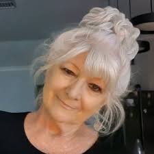 People post their stories and it provides a good cross section of life  experiences that you can most likely identify with. It helps you to  understand others have similar problems, opinions, etc.