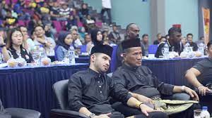 Tengku adeq atau nama sebenar tengku sharifuddin ibrahim shah adalah anak kepada tengku sulaiman shah ibni sultan salahuddin abdul sama seperti tengku muda johor atau tmj, tengku adeq juga didefinisikan sebagai seorang yang berjiwa bola dan mula menunjukkan minat yang lebih. Yam Tengku Shariffuddin Shah Penaung Diraja Muaythai Youtube
