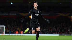 Angry manchester united fans are staging a protest against the club's owners after getting inside their old trafford stadium.supporters had gathered outside. Europa League Eintracht Dreht Spiel Bei Arsenal Dank Daichi Kamada Europa League Fernando Torres League