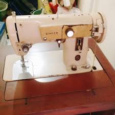 Saat ini mesin jahit singer tetap menjual yang type manual yang lama namun sudah dimodifikasi. Mesin Jahit Singer Desain Kerajinan Tangan Alat Bahan Kerajinan Di Carousell