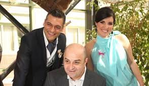 Ο ηθοποιός και μέλος της. Pantreythke O Stelios Krhtikos Me Koymparo Ton Marko Seferlh Ourlife Gr